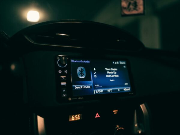 Choosing the Best In-Car Voice Assistant for Everyday Driving